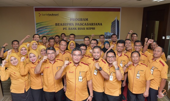Bank Riau Kepri Berikan Beasiswa S2 Untuk Sembilan Pegawainya